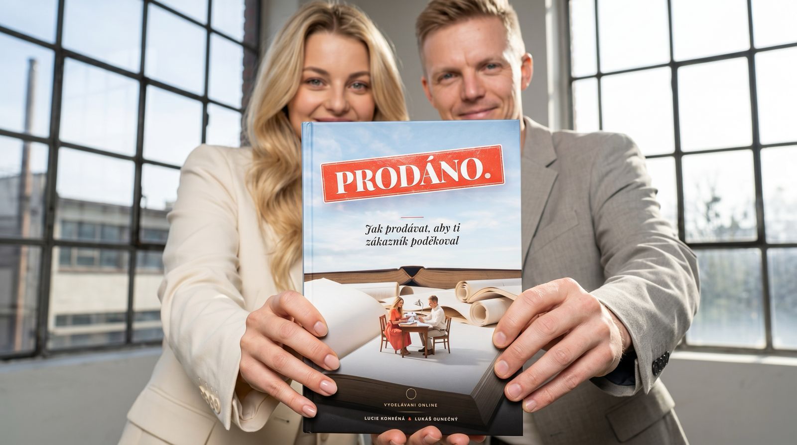 Lucie Konrádová a Lukáš Dunečný drží e-book PRODÁNO